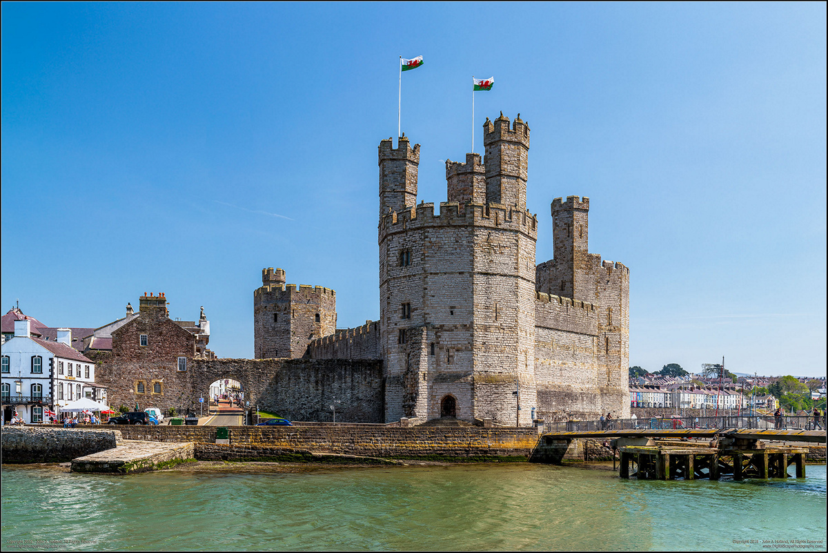 Caernarfon_Castle_16May-332-356-Pano2.jpg